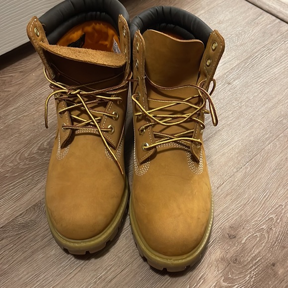 Mens timberland boots size nine. Never worn. New in box